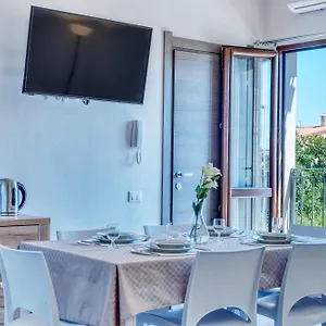 Izzhome Cozy Sunflowers Casa vacanze Pula
